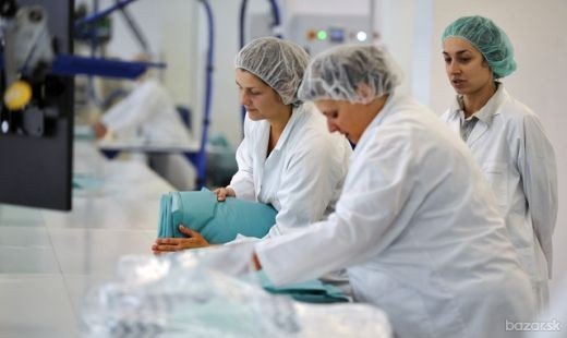 Práca pri balení zdravotníckeho materiálu