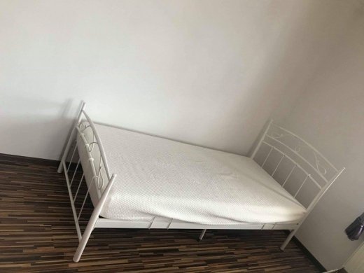 Kovová posteľ s matracom