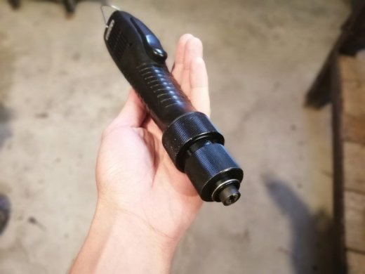 Priemyselný elektrický skrutkovač so zdrojom