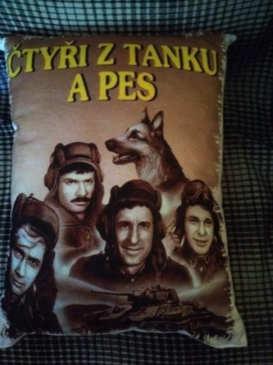 Vankúš Štyria z tanku a pes
