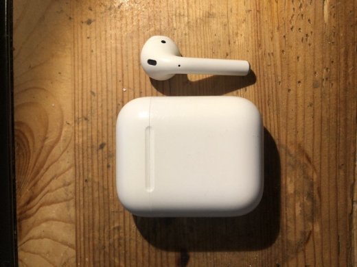 Krabička AirPods s pravým AirPodom