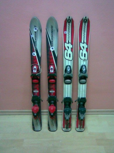 0041 DYNASTAR Carvingové 90 cm a Rossignol 90 cm