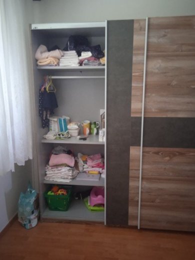 Skriňa s posuvnými dverami