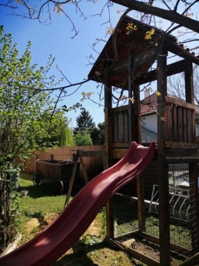 Predám drevenú šmýkačku s trampolínou