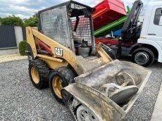 Šmykový nakladač CAT 216