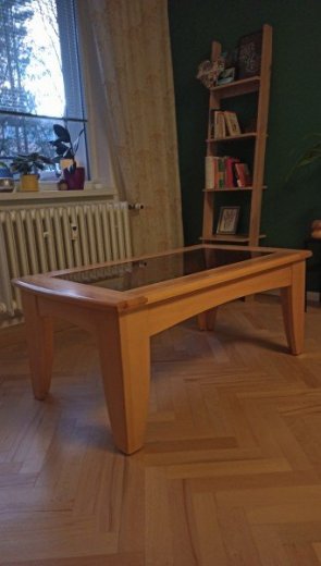 Drevený konferenčný stolík