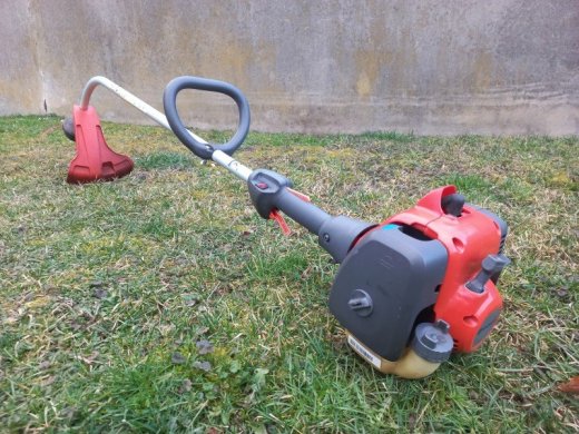 Vyžínač Husqvarna 122C