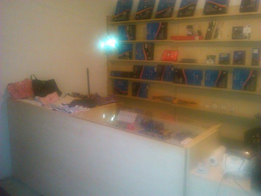 Pulty a regály