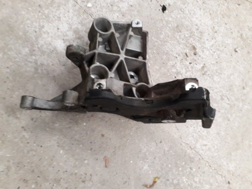 Audi a4 B7 3.0tdi V6  držiak servo čerpadla