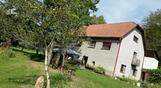 Veľký vidiecký dom s jazerom na polosamote