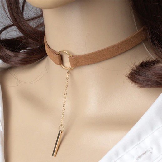 Hnedý choker náhrdelník so zlatým krúžkom a retiazkou