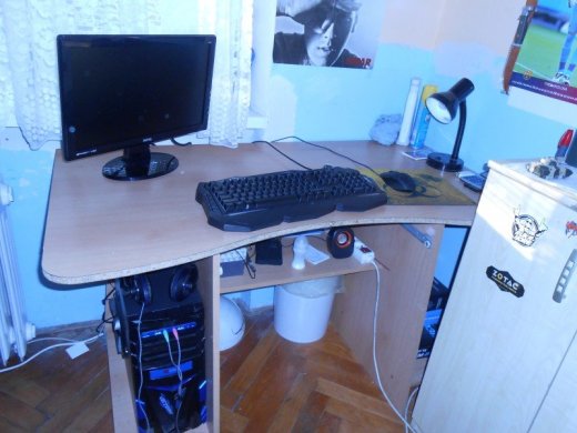 predám písací stôl