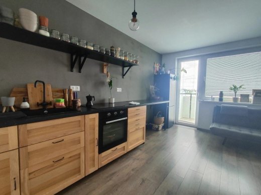 Moderný 1-izbový byt s balkónom, parkovaním a ko