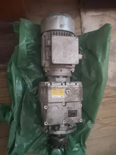 elektromotor s prevodovkou značky LENZE