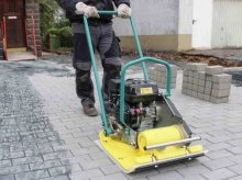 Vibracna doska Ammann s prepravnými kolieskami,