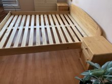 posteľ z masívneho dreva