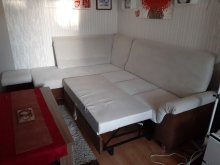 Predám rohovú sedačku s taburetkou, jemne krémová