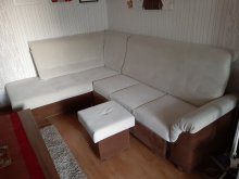 Predám rohovú sedačku s taburetkou, jemne krémová