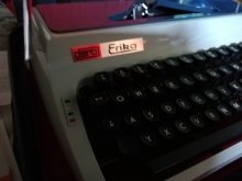 Kufrikovy pisaci stroj Erika