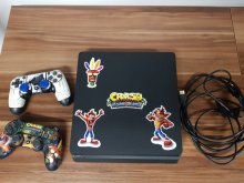 Playstation 4 slim 500GB + hry a joysticky