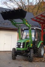 Traktor CHERY s kabinou a čelním nakladačem