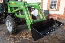Traktor CHERY s kabinou a čelním nakladačem