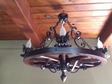 Luster z dreveného kolesa