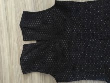 Čierne šaty s bodkou