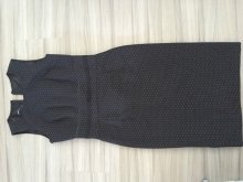 Čierne šaty s bodkou