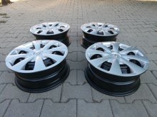 Disky R15 s puklicami Toyota