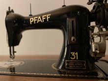 Funkčný starožitný šijací stroj typ PFAFF 31