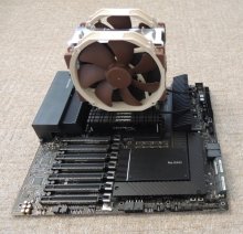 Serverová matičná doska s RAM a CPU+chladič