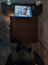 Predám Playstation 4 Slim 500GB