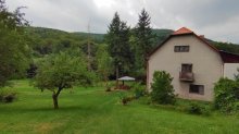 Rodinná usadlosť na veľkom pozemku.