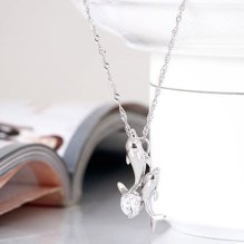 Retiazka s dvomi delfínmi a kryštálom