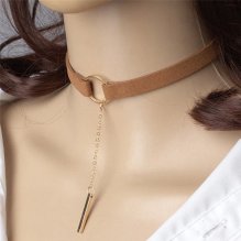 Hnedý choker náhrdelník so zlatým krúžkom a retiazkou