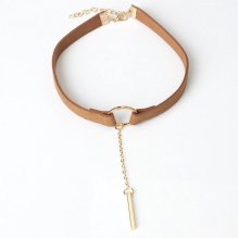Hnedý choker náhrdelník so zlatým krúžkom a retiazkou