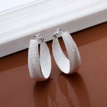 Elegantné oválne náušnice s gravírovaním