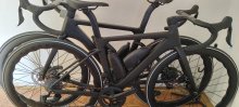 komplet karbónove cestne bicykel s elekt.prehadzo.