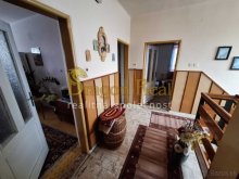 Poschodový 5 izbový rodinný dom s letnou kuchynkou