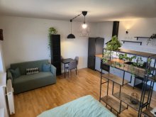 Moderná garsónka s balkónom a spoločnou záhrad